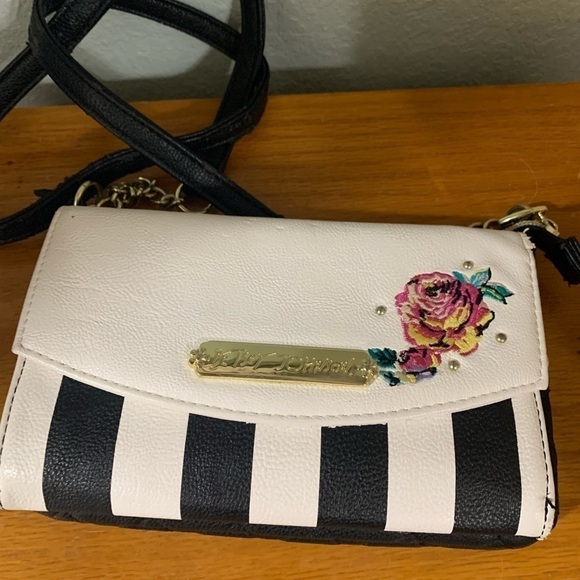 Betsey Johnson, Crossbody, bag, wallet, and purse all in one - Picture 4 of 7